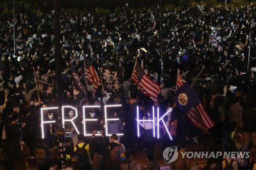 2019년 12월 12일 홍콩 도심 센트럴의 에딘버러 광장에서 열린 반정부 시위.   [연합뉴스]